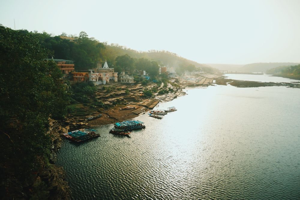 Boats and temples on the Narmada