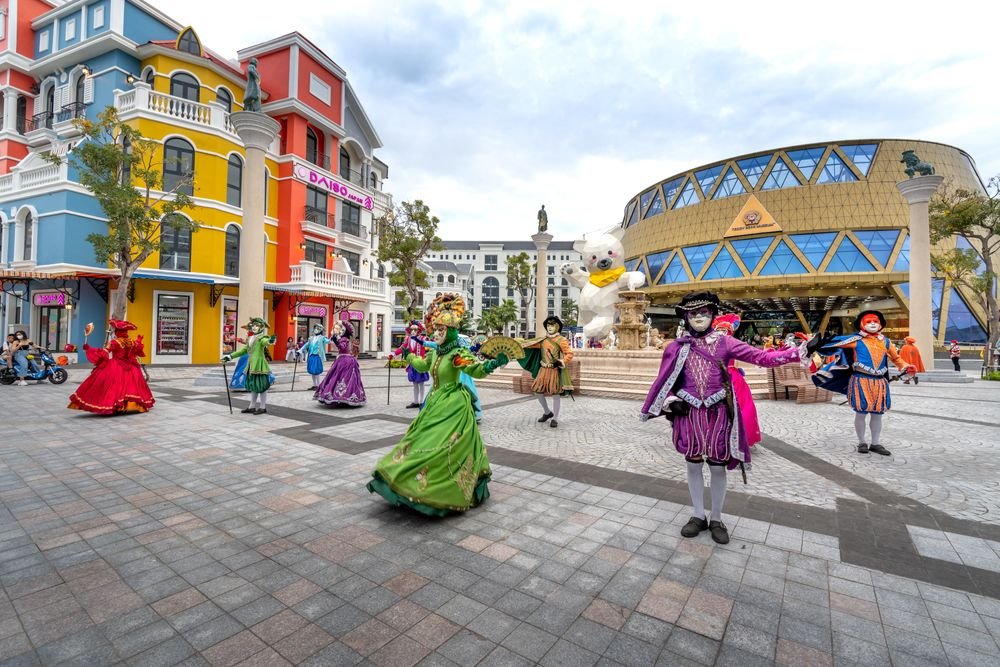 Street performers in Grand World, Phu Quoc